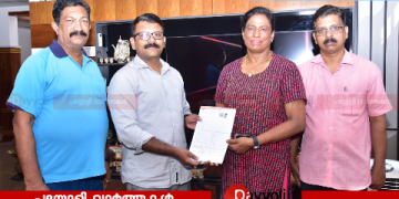 എസ് ഐ ആര്: കൊയിലാണ്ടി നിയോജക മണ്ഡലത്തിൽ എന്യുമെറേഷന് ഫോം വിതരണം ആരംഭിച്ചു; ഒളിമ്പ്യൻ ഡോ. പി ടി ഉഷ എം പിയുടെ വീട്ടിലെത്തി ഡപ്യൂട്ടി കലക്ടർ എന്യുമെറേഷന് ഫോം കൈമാറി