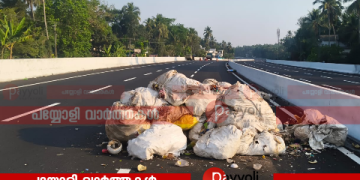 അയനിക്കാട് നിർദിഷ്ട ദേശീയ പാത 66 ൽ ആക്രി മാലിന്യങ്ങൾ തള്ളി: തള്ളിയത് ഇരുപതോളം ചാക്കുകളിലായി നിറച്ച അജൈവ മാലിന്യം