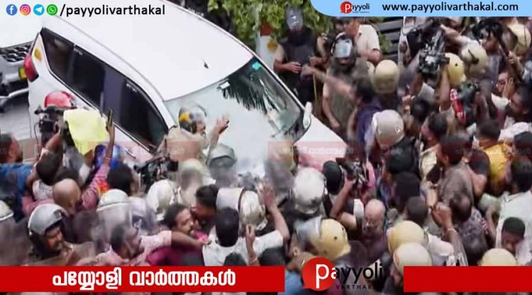 പിണറായിയുടെ വസതിയിൽ പരിശോധന നടത്തിയ ഇ ഡിക്ക് നേരെ ആക്രമണം; കാറിന്റെ ചില്ല് തകർത്തു