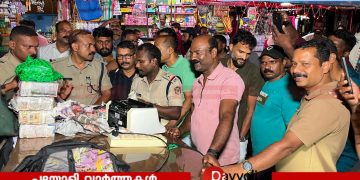 വടകരയിൽ കാറിൽ കടത്തുകയായിരുന്ന ഒരു കോടിയിലേറെ രൂപയുടെ കുഴൽപണവുമായി ജ്വല്ലറി ഉടമ പിടിയിലായി