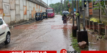തിക്കോടി ദേശീയപാത സർവീസ് റോഡിൽ വെള്ളക്കെട്ട്: റോഡിലൂടെ ഒഴുകുന്നത് മലിനജലം