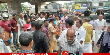 ബസ്സുകൾ സ്റ്റാൻ്റിൽ കയറ്റണമെന്ന് ആവശ്യം: ബസ് നിർത്താതെ മുന്നോട്ടെടുത്തു, ഹോം ഗാർഡ് പരുക്കേൽക്കാതെ രക്ഷപ്പെട്ടു