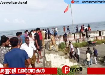 നീണ്ടകര പുലിമുട്ടിൽ ബോട്ട് മറിഞ്ഞു; ഒരാൾ മരിച്ചു, അച്ഛനെയും മകനെയും കാണാതായി