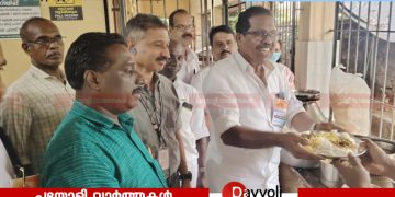 ഉമ്മൻ ചാണ്ടി അനുസ്മരണം: പയ്യോളി താലൂക്ക് ഗവ. ആയുർവേദ ആശുപത്രിയിൽ ഉച്ച ഭക്ഷണം വിതരണം
