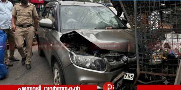 കൊല്ലത്ത് നിയന്ത്രണം വിട്ട കാർ നഗരസഭയുടെ ബോട്ടിൽ ബൂത്തിലേക്ക് ഇടിച്ചുകയറി അപകടം