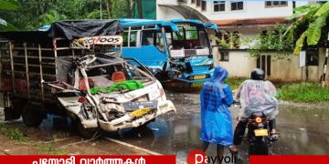വടകരയിൽ ബസ്സും കോഴി പിക്കപ്പ് വാനും കൂട്ടിയിടിച്ച് അപകടം; എട്ടോളം പേർക്ക് പരിക്ക്