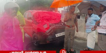 ദേശീയ പാതയിൽ തിക്കോടിയിൽ കാർ ലോറിക്ക് പിറകിലിടിച്ച് അപകടം: അഞ്ച് പേർക്ക് പരുക്ക്