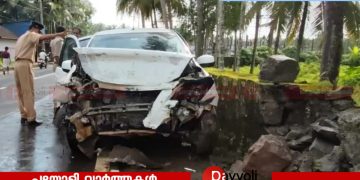 നിയന്ത്രണം വിട്ട കാർ മതിലിലും സ്കൂട്ടറിലും ഇടിച്ച് അപകടം: എട്ടു വയസ്സുകാരിയടക്കം നാലുപേർക്ക് പരുക്ക്