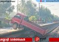 മുക്കാളി റെയിൽവേ സ്റ്റേഷനിൽ ട്രാക്കിലേക്ക് ലോറി മറിഞ്ഞു; ട്രെയിൻ ഗതാഗതം തടസ്സപ്പെട്ടു