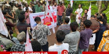 മണിയൂരിൽ ഡി വൈ എഫ് ഐ നേതാവിനെതിരെ ക്രൂരമർദനം: അധ്യാപകനെ പുറത്താക്കണമെന്ന് ആവശ്യപ്പെട്ട് സ്കൂളിലേക്ക് മാർച്ച്