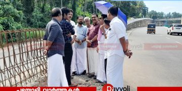 ദേശിയപാത അധികൃതർ അറിയാതെ കോമത്തുകരയിലെ പ്രവേശന വഴിയും നിർഗമന പാതയും കൊട്ടിയടയ്ക്കാനുള്ള ശ്രമം തടഞ്ഞു