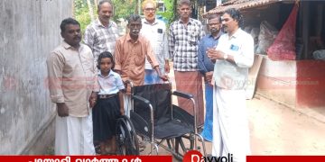 സൗജന്യമായി വീൽചെയർ വിതരണം ചെയ്ത് പയ്യോളി നഗരസഭ 35-ാം വാർഡ് കോൺഗ്രസ് കമ്മറ്റി
