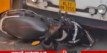 കൊയിലാണ്ടിയിൽ സ്കൂട്ടറിൽ ലോറിയിടിച്ച് അപകടം: സ്കൂട്ടർ യാത്രികന് പരുക്ക്